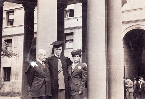 Francisco Laserna, Mario Laserna y Helena Pinzón durante el grado en la Universidad de Columbia, Nueva York, 1948 (Foto: Colección particular, Liliana Laserna Jaramillo). 